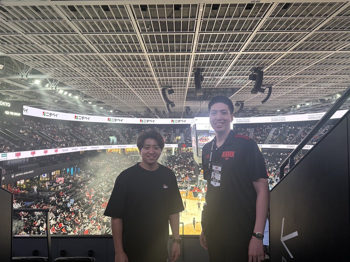 Reiwecle's tweet photo. この間Bリーグの試合に招待してもらって新しいアリーナ初めて入った！
すごく見やすいアリーナでNBAを見てるような雰囲気だった👏

高校以来の再会🤝193cmの大男と📷
招待ありがとう😊 https://t.co/DLhqZqhYjo