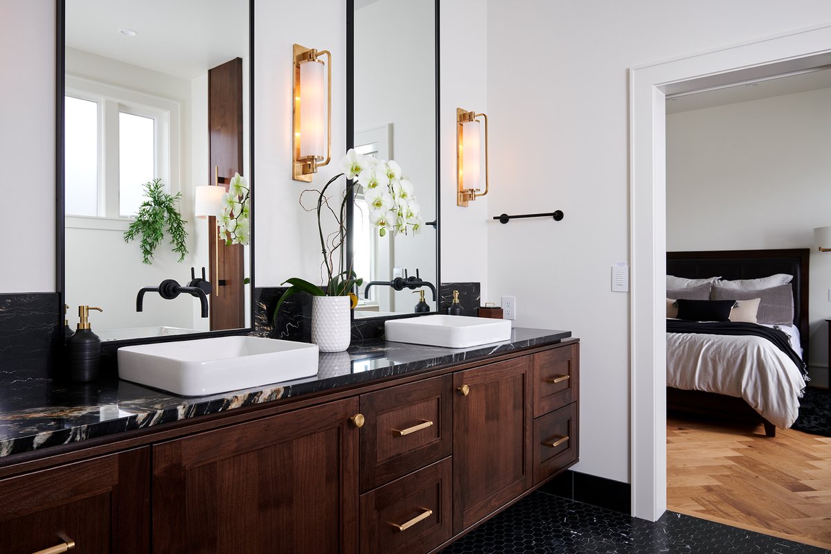 BriansCabinets's tweet image. Luxury isn’t just how it looks, it’s how it functions. Our custom cabinets are designed to maximize space, streamline your routine, and elevate the entire room. ✨

Home: Salvesen Homes 🏠

#interiordesign #homesweethome #custommade #customcabinets #BathroomDesign #homesweethome