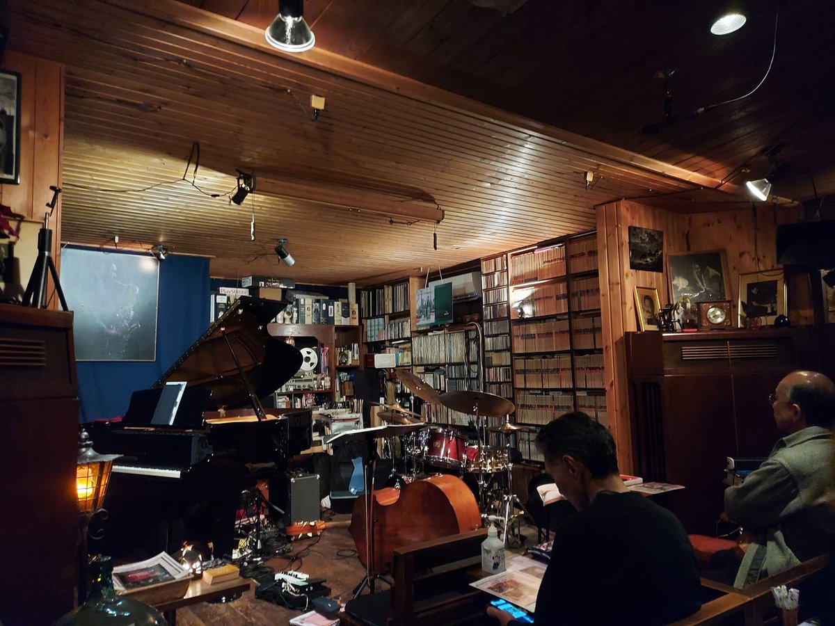 昭和新道にある JazzFLASH へ「山根純平トリオ Live@JazzFLASH」を聞きに行ってきました。「若き情熱溢れる演奏が作り出す興奮を掻き立てる熱い時間を十二分に堪能しました。
clothoiddiary.blog.fc2.com/blog-entry-247…