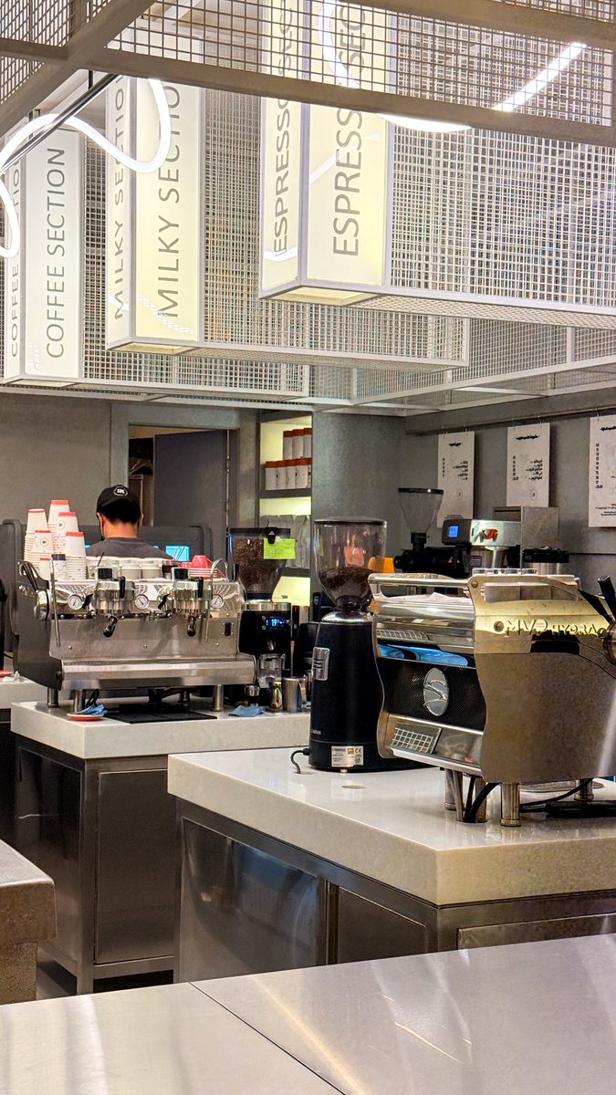 الحب سجن وبُعد الاحباب الاعدام 
وقلوبنا السجّان مدري مساجين

الحب نومٍ عمره شهور واعوام 
وان قمت فافهمها .. فراق وسهر عين

وانا تراي انعست من مدة اعوام 
لاحدٍ يصحيني يالاقدار ، تكفيين