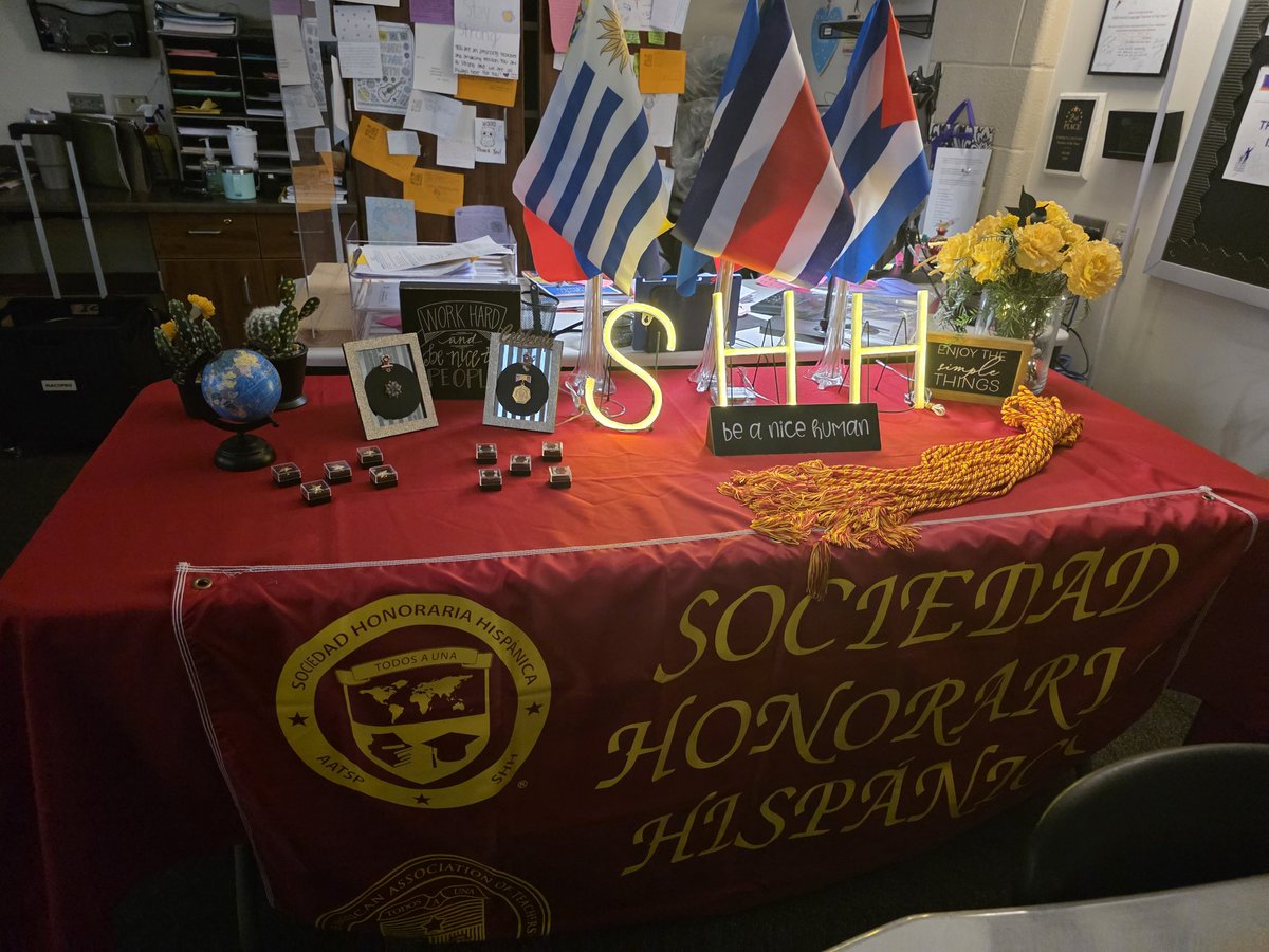 ProfeBrachoHill's tweet image. Getting ready for the #SHH End-of-Year Award Ceremony! Very proud of all of you! #CONGRATULATIONS! @SHH_AATSP @aatsp #Spanish @RPHS_Panthers10 @RGAPMobileLive @FBISD_MSD @FortBendISD