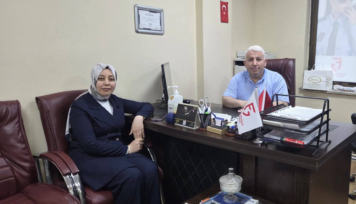 Zeytinburnu’nda anlamlı bir buluşmaya daha imza attık.
Kıymetli İletişim Hocamız ve kurs eğitmenimiz Nazam Kocaöz’ü Fark Özel Güvenlik Kursumuzda ağırlamaktan memnuniyet duyduk. İletişim üzerine verimli bir istişare gerçekleştirdik.
Nazik ziyaretleri için teşekkür ederiz.