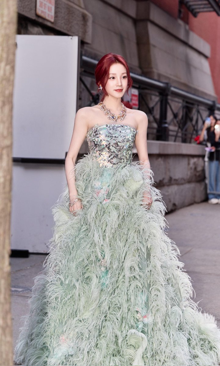 CarrieLoveYuqi's tweet image. 260416 YUQI arrives at the Tiffany &amp;amp; Co. event in NYC. ✨🩵
📸XHS: 108102036
#YUQI #우기 #ウギ #宋雨琦