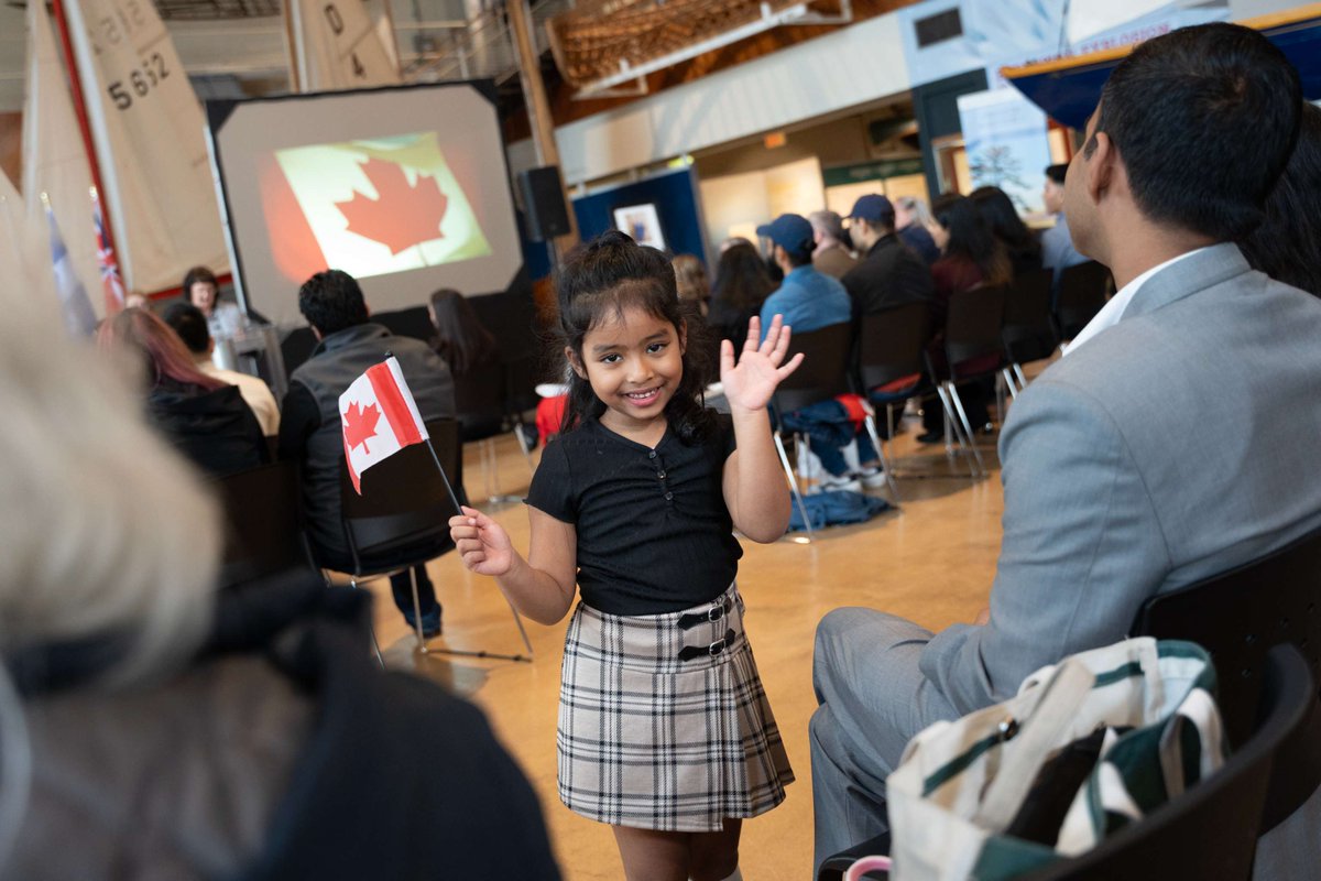 CitImmCanFR's tweet photo. Aujourd’hui, la ministre Diab a accueilli 26 nouveaux Canadiens lors d’une cérémonie spéciale organisée dans le cadre de la Semaine de la citoyenneté à Halifax, en Nouvelle-Écosse. Félicitations à tous les nouveaux citoyens canadiens!
#SemaineDeLaCitoyenneté2026 #MaCitoyenneté https://t.co/1Z1wqwHOoN