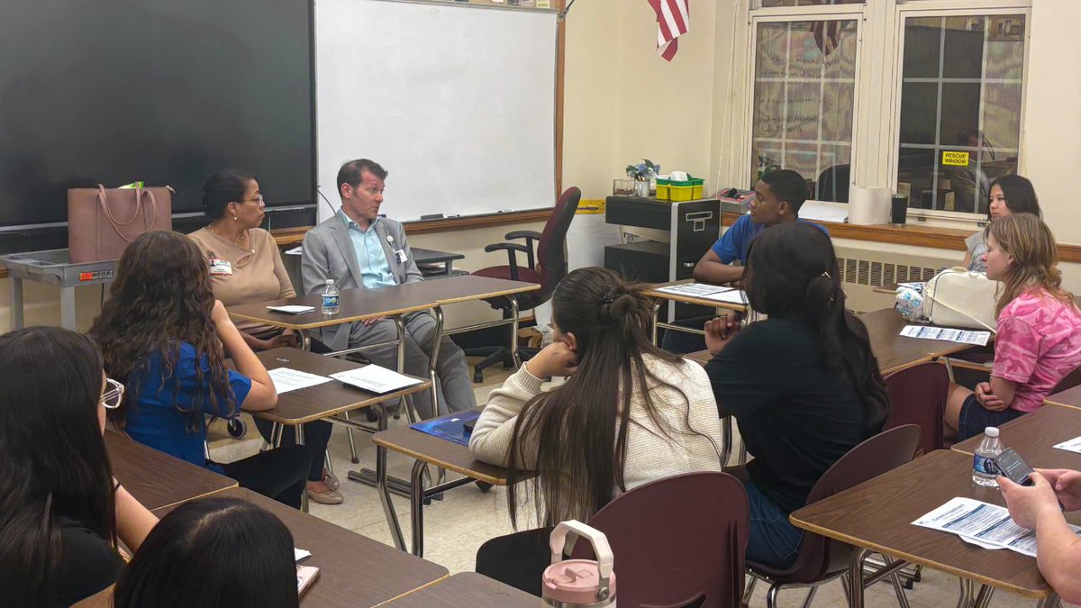 WPHospital's tweet image. Nearly 140 local high school students joined White Plains Hospital’s Junior Leadership Council for Careers in Healthcare. Students heard from clinicians about career paths, AI in medicine, and opportunities in healthcare. 

#WPHProud #FutureofHealthcare
