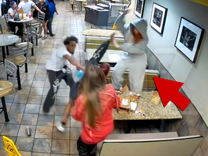 omgblog's tweet image. OMG, WATCH: Ice Spice is attacked by fan inside of LA Macdonalds omgwh.at/TS5Rw6 #Celebs #Pop #attack