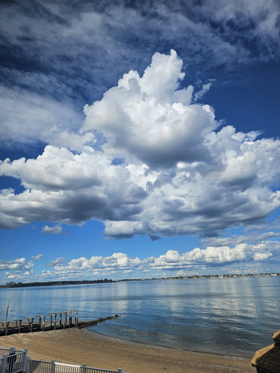 littlevd23's tweet image. Bob Ross clouds over the Bronx on this TGIF @nynjpaweather @LeeGoldbergABC7 @JaniceHuff4ny #clouds #sky #Bronx