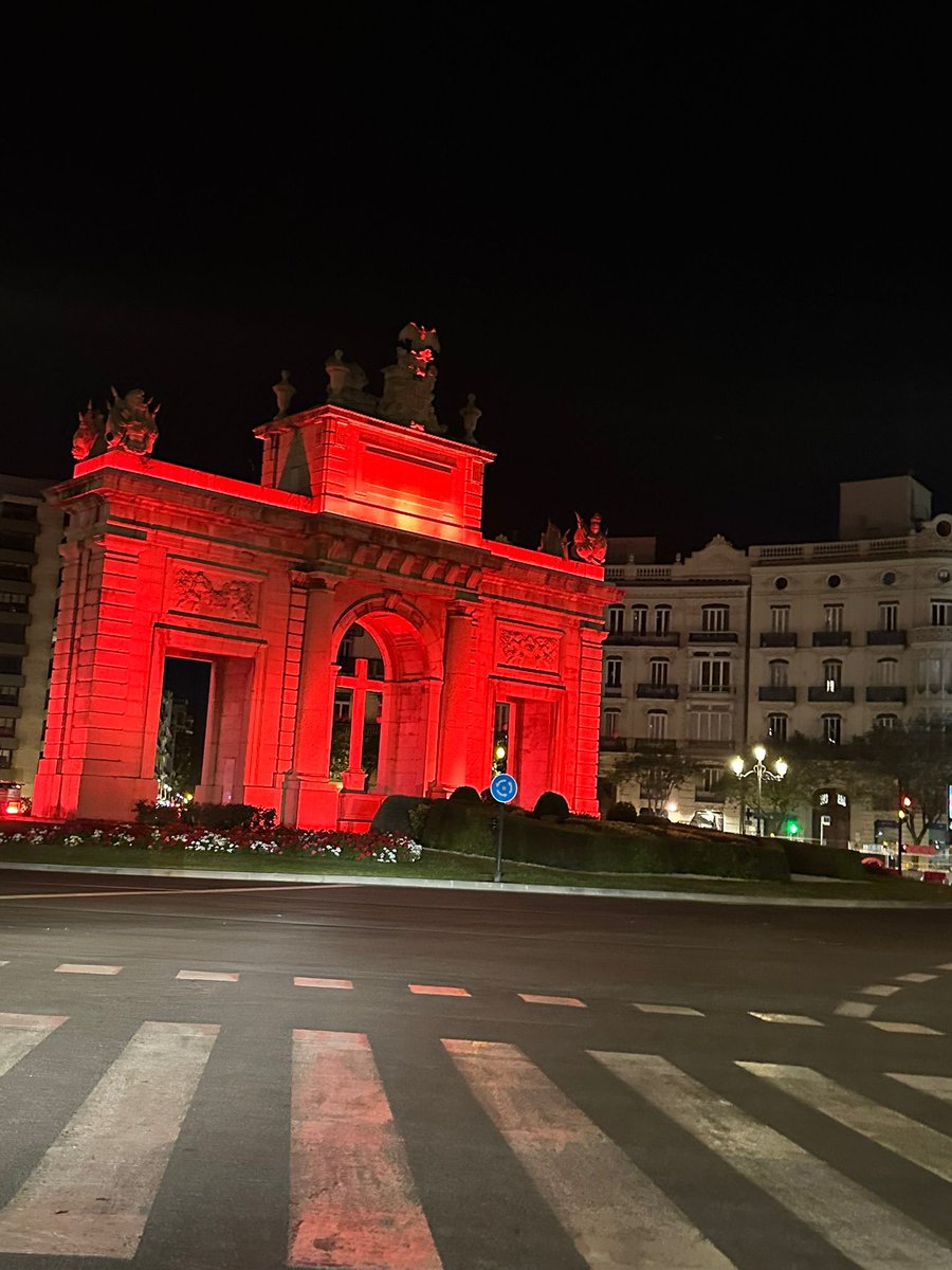 ASHECOVA's tweet photo. La puerta del Mar iluminada con el color que nos representa. 
#DíaMundialHemofilia #RetoPrendaRoja
#MujerConCoagulopatía https://t.co/xv0UJixUuX