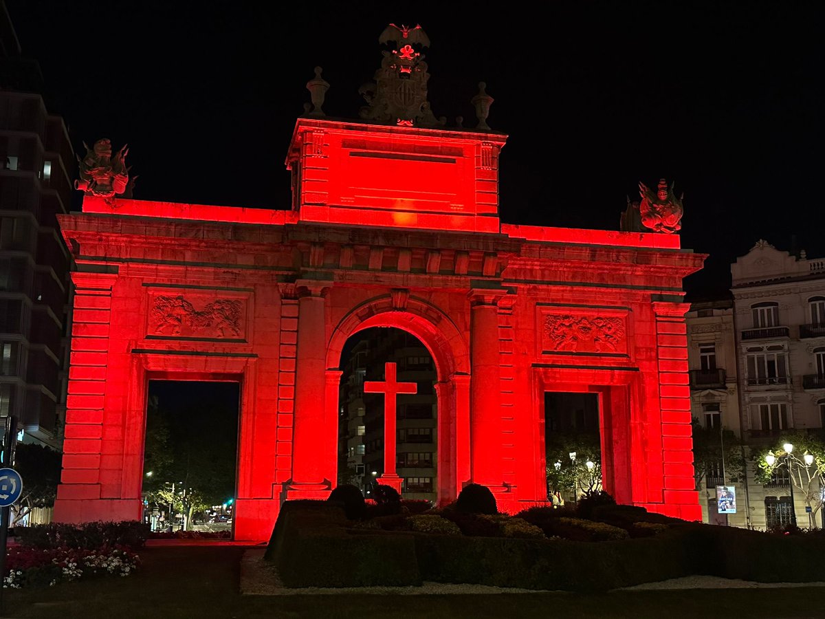 ASHECOVA's tweet photo. La puerta del Mar iluminada con el color que nos representa. 
#DíaMundialHemofilia #RetoPrendaRoja
#MujerConCoagulopatía https://t.co/xv0UJixUuX