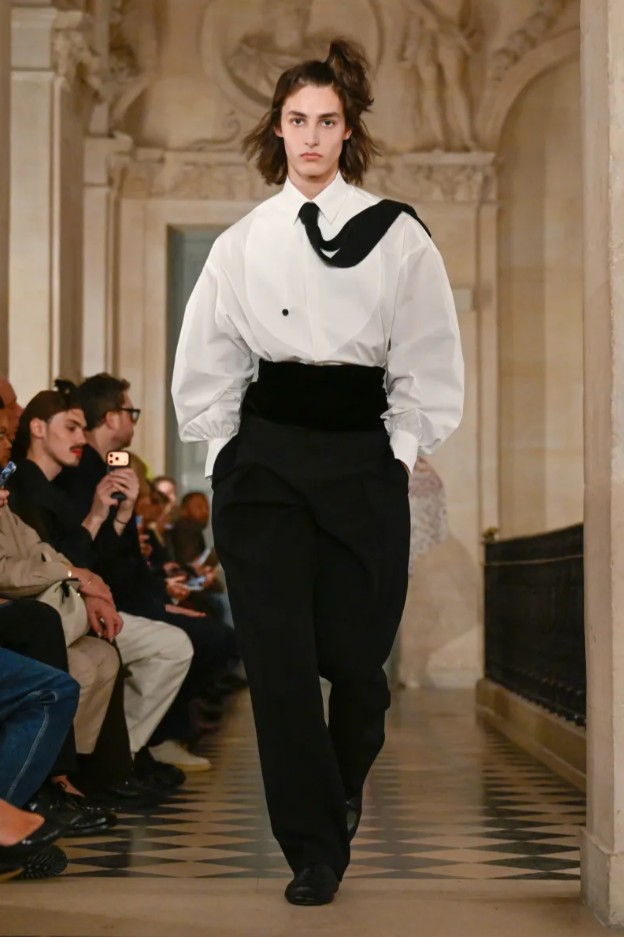 jakobguevara_'s tweet image. Jacquemus Fall 2026 RTW! 📸⚪️

#jacquemus #fashion #runway #blog #paris