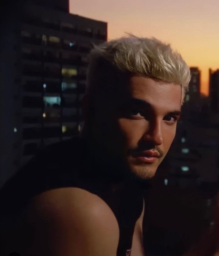 todo dia uma foto do Jão pra ajudar com a saudade enquanto ele descansa

dia 380