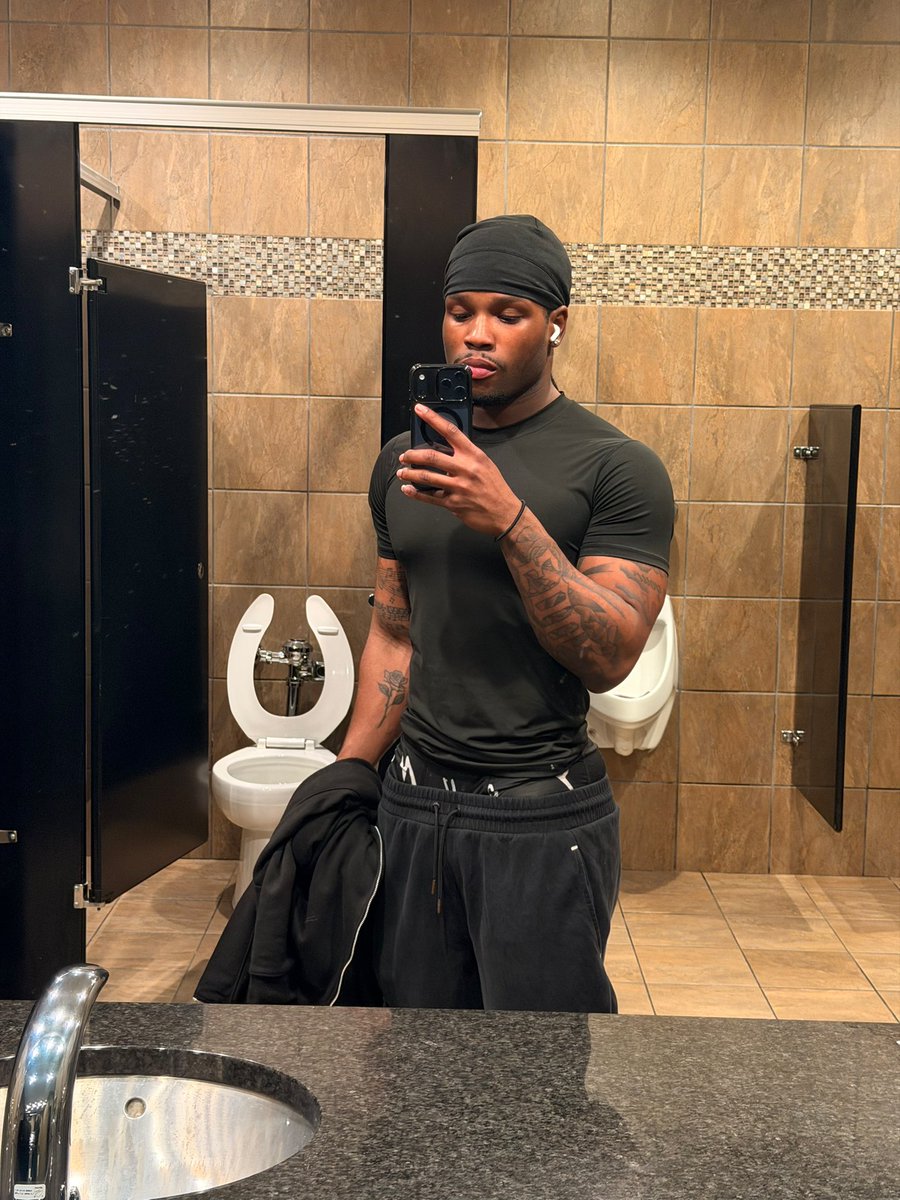 TAJSS_'s tweet photo. You work out today? https://t.co/d12sxJORTB
