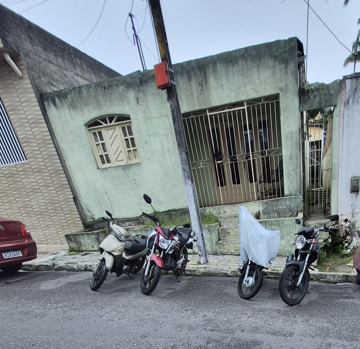 1- ​O gato é dessa casa verde. Logo, tem dono. Assunto encerrado.

2- ​Se não tivesse dono, teria!

3- ​Vocês são doentes, malucos, só pode...

4-​TEM DONO. "Ah, mas tá na rua..." TEM DONO! Vou fazer oq? Bater na veia que é dona?

5-​Lindos os gatinhos que vocês tão mostrando!