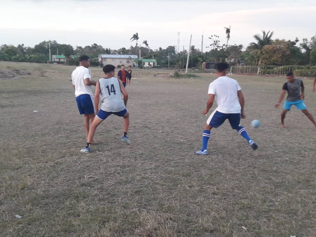 🇨🇺| La circunscripción 55 del Consejo Popular Baire se llenó de energía, alegría y compromiso revolucionario con la realización de actividades deportivas como parte de la Semana de la Victoria, donde el fútbol fue protagonista.

•
•

#SantiagoDeCuba <a href="/LaCmkc/">Amigos de la Cmkc</a>
