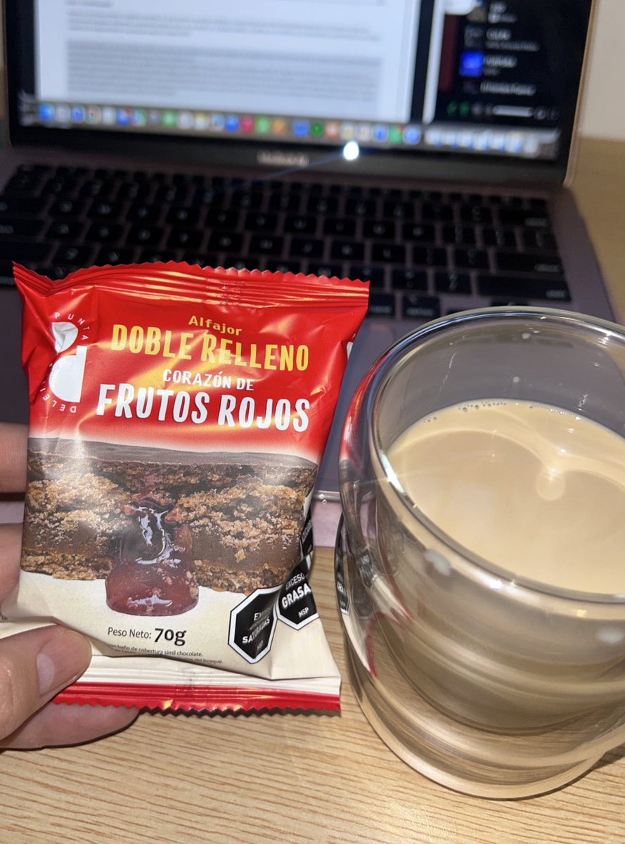Tomando mi cuarto café del día (quién sabe cómo me voy a dormir después) y testeando un nuevo alfajor de frutos rojos