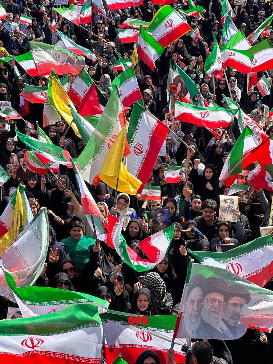 تهران امروز، به تماشای شکوه دختران ایران نشست؛
جمعیتی هم‌دل، صدایی رسا، و حضوری که از حافظه این سرزمین پاک نخواهد شد.
#دختران_جانفدای_ایران
#زینب_زمانه