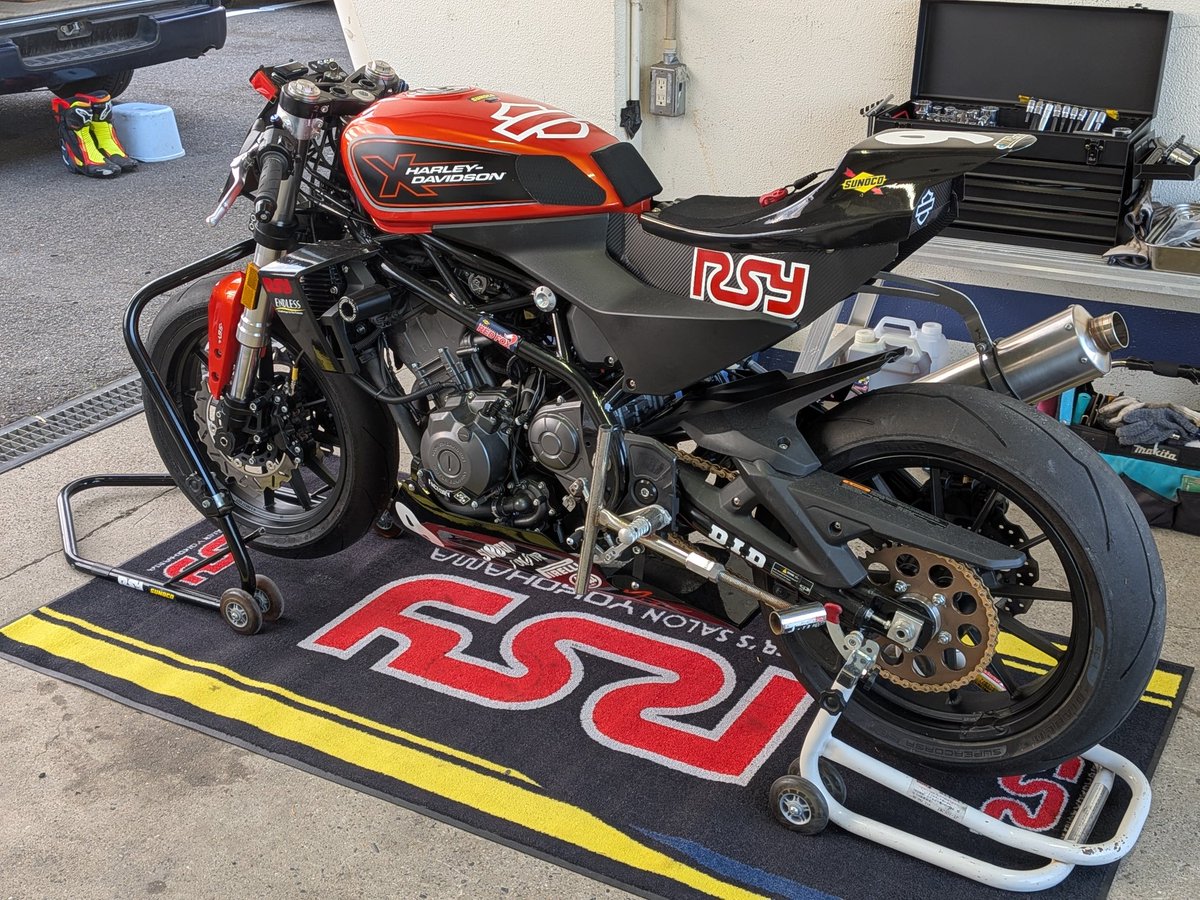 HDI0a93HcsbQY6y's tweet photo. 24番ピットにおります。
明日はレース!
#x350
#ハーレー
#sunoco
#redfox
#trijya
#rsy https://t.co/s2P5yzkOs4
