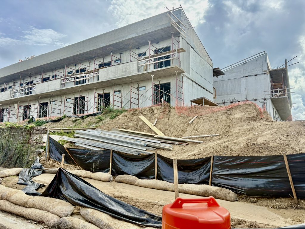dramosgutierrez's tweet image. Nos dicen que el hospital abrirá en mayo, pero así va la construcción del hospedaje para el personal médico… #Vieques #PuertoRico