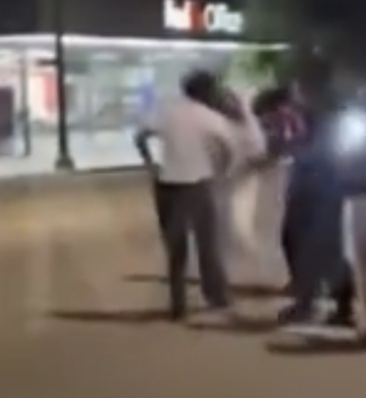 divinerightss's tweet photo. @Dawnbeatzhard @Thebaddest_69 @SeanySwae It sounds like she yelled“a nigga punching me in the face” 

he was def bucking at her tho,
This is literally a fighting stance. https://t.co/VXrj62uxlx