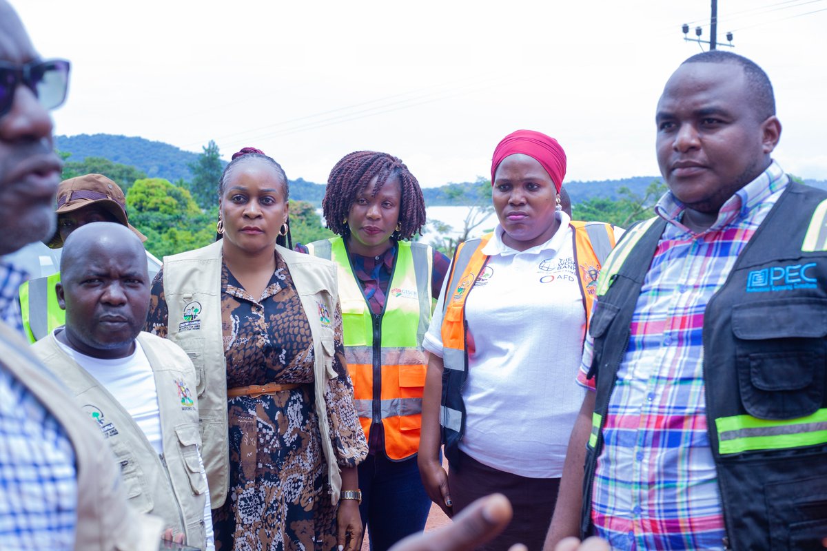 derrick_kaddu's tweet image. Mukono District intensifies oversight on the 7.8km Ntenjeru–Bule Road project.
Kamala Daneil urges urgent action on drainage, access, and signage gaps to ensure quality &amp;amp; timely delivery.
Project set to boost connectivity &amp;amp; livelihoods.
#MukonoDistrict #Infrastructure