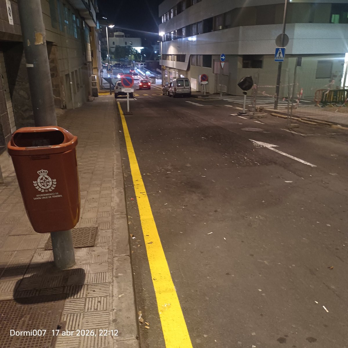 Seguimos quitando aparcamientos en santa cruz. A este ritmo, no se donde pretenden que aparquemos.

Aquí quitaron 7 de una tajada