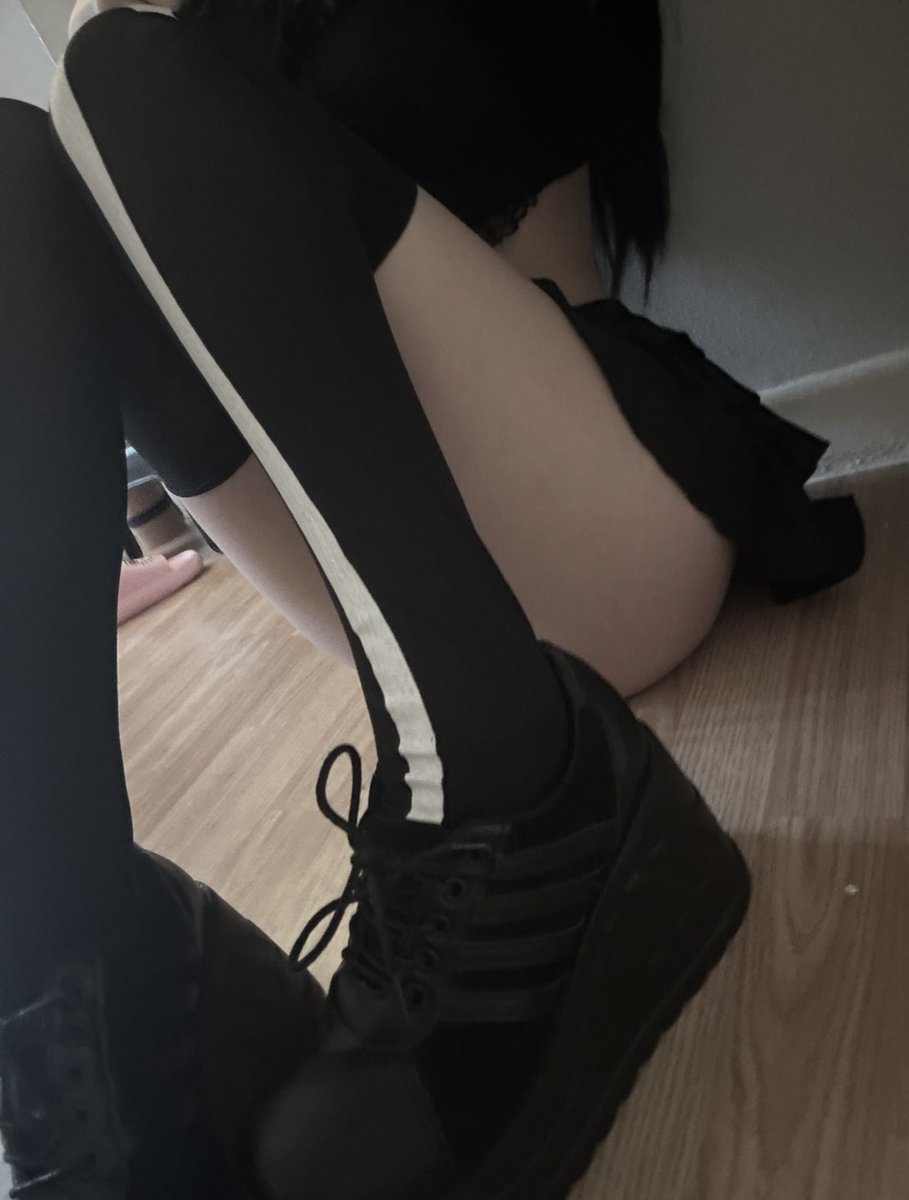 littldull's tweet image. tried goth makeup for the first time ^•^ #goth