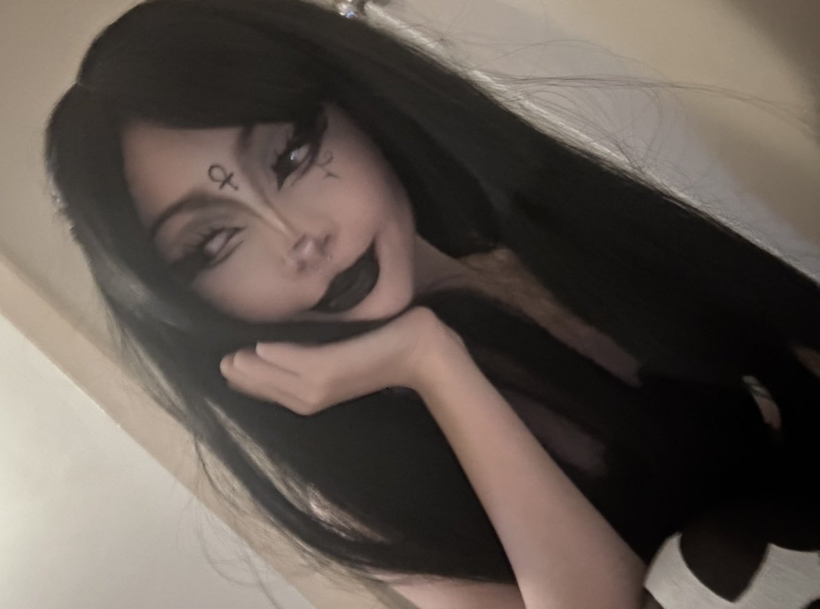 littldull's tweet image. tried goth makeup for the first time ^•^ #goth