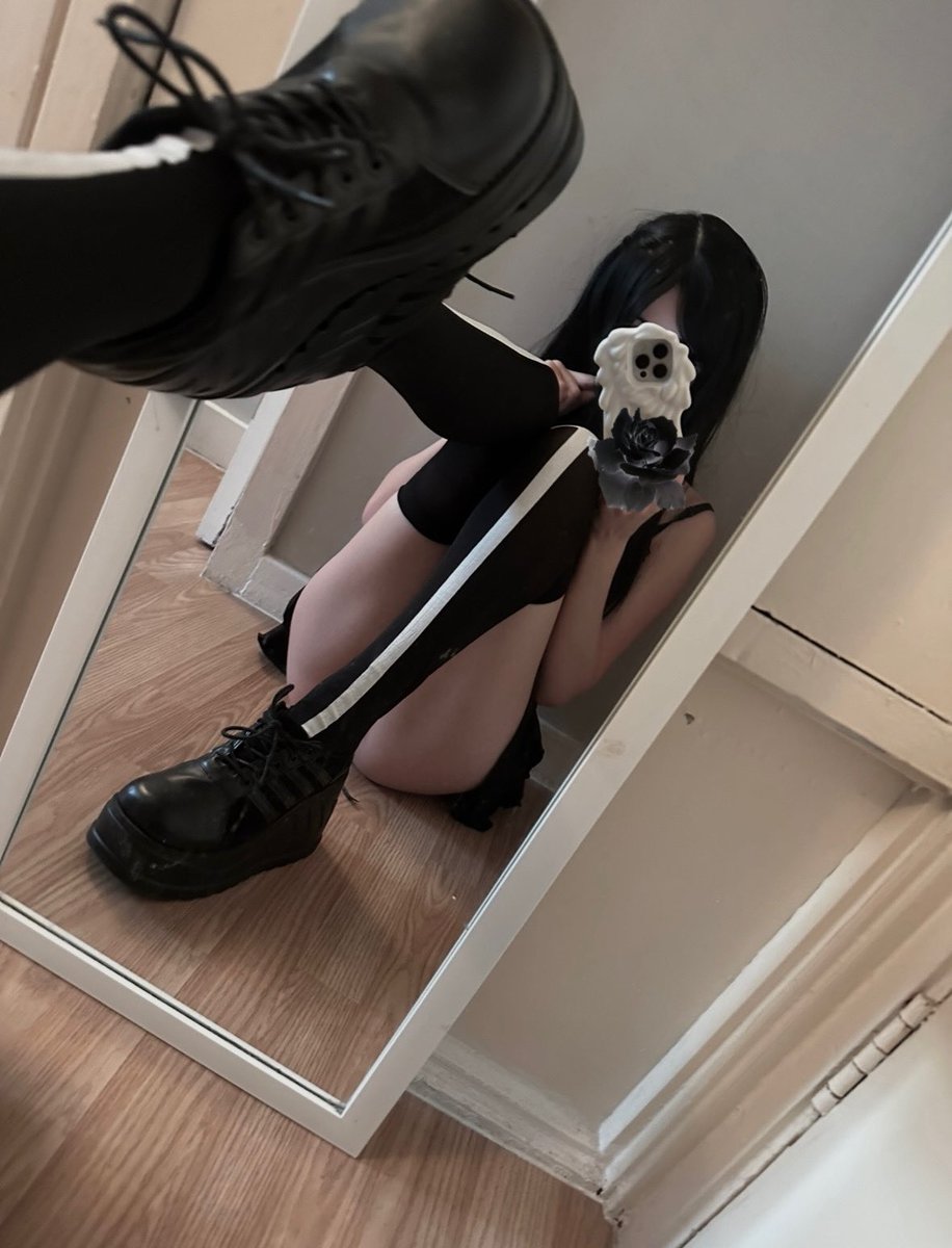 littldull's tweet image. tried goth makeup for the first time ^•^ #goth