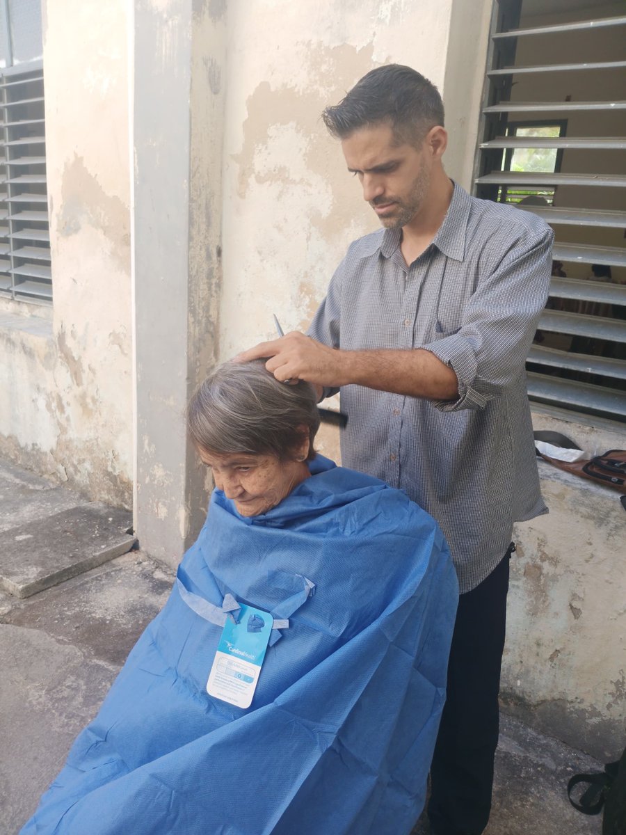 🇨🇺 Jóvenes de la #VPOR, en el día de hoy con gran sensibilidad, llevaron apoyo y cariño a los longevos del hogar "Hermanos Giralt".
Un gesto que suma, emociona y se mantiene: seguiremos aportando.
La solidaridad no tiene fecha. 🤝❤️
#Cuba #JóvenesPorLaVida