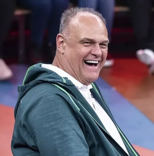 Meritocracia. Essa é a palavra que define a vida de Oscar Schmidt. E justamente por isso sua trajetória se torna tão poderosa, especialmente em um país onde, há décadas, tenta-se substituir o mérito individual por narrativas que relativizam esforço, talento e responsabilidade