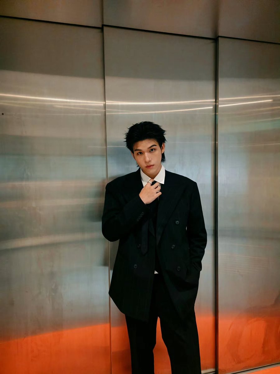 clean lines, sharp suit, and a quiet kind of confidence 🖤♟️