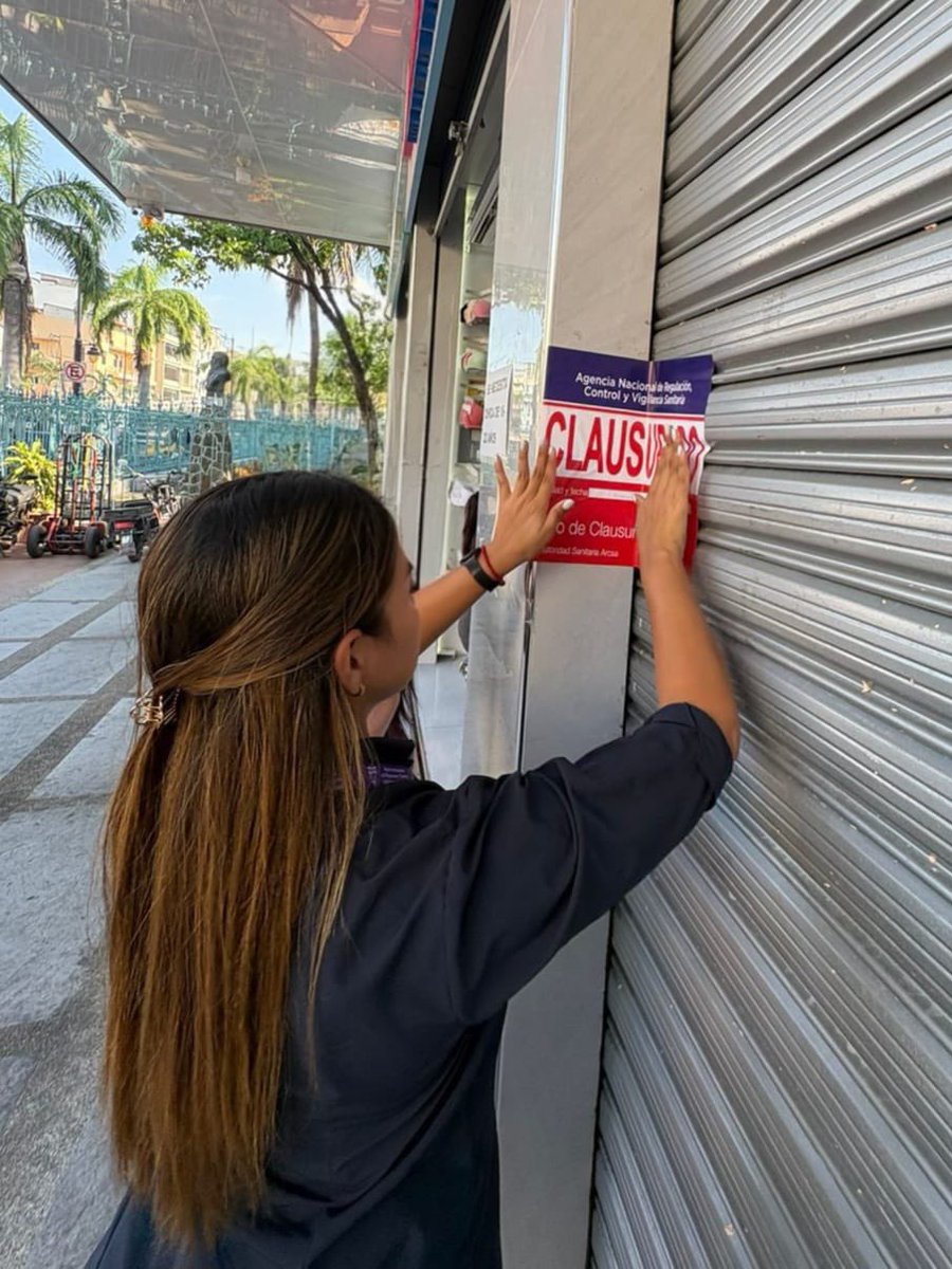 Arcsa_Ec's tweet photo. ¡Más de 3.000 cosméticos irregulares retirados en #Guayaquil! 🚨💄
Articulamos con #UDAR de @PoliciaEcuador y @SENAE_Aduana operativos en la #Bahía, donde clausuramos 2 establecimientos por incumplir normativa y poner en riesgo la salud de la población.
#ElNuevoEcuador 🇪🇨 https://t.co/06L6DfXyYc