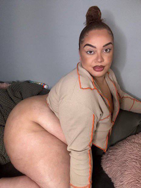 SophiTheEater's tweet photo. Sweet on the outside, nasty on the inside… this the vibe tonight 🍑✨ https://t.co/P2kSCu9AGs