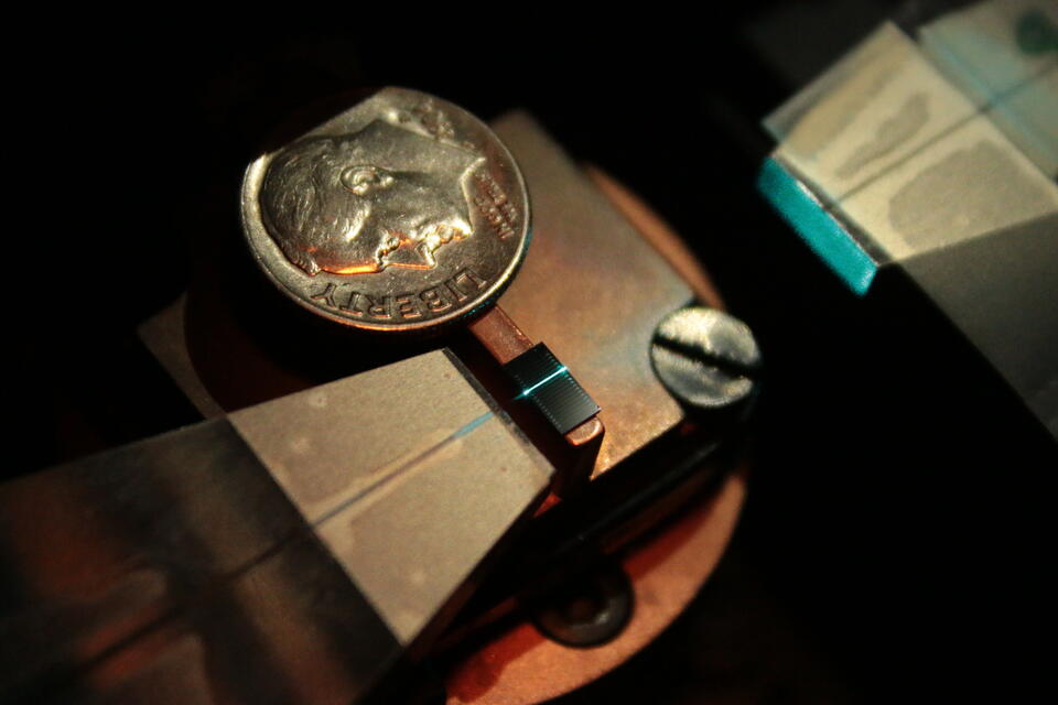 NNInanonews's tweet photo. Traditional computer chips packed billions of devices into a few square inches. Now NIST scientists are doing the same with light—stacking materials into a “layer-cake” photonic chip that turns one laser color into many.

Read more: https://t.co/ACngpe7uQb https://t.co/jGFg3IBJPy