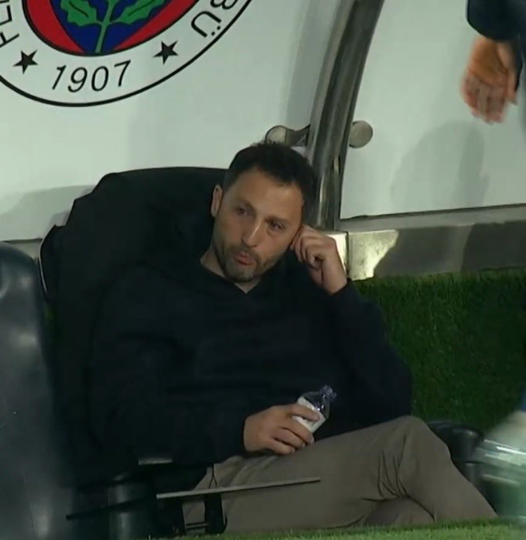 27 maçın 11'ini kazanamamış adama hala sen kal yönetim gitsin diyorlar, Fenerli değilsiniz olum siz, sizin amacınız başka.