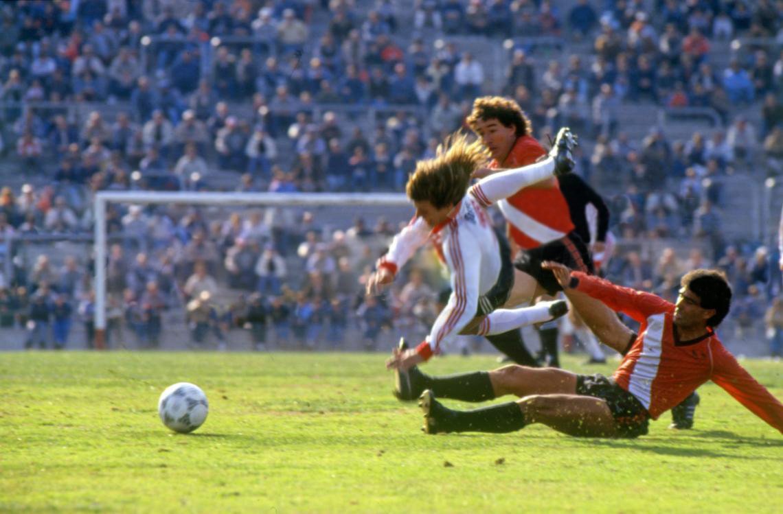Deportivo Maipú - River Plate.

Amistoso año 1987.