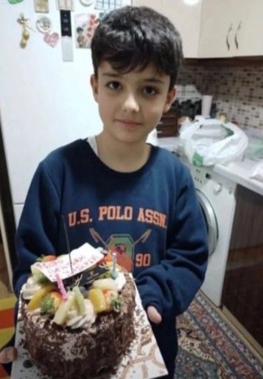 Hepsinin ölümüne o kadar üzüldüm ki.. keşke hepsini koruyabilseydik keşke hepsine sahip çıkabilseydik.

Ama bu çocuğu her gördüm de içim o kadar yanıyor ki sımsıkı sarılmak istiyorum