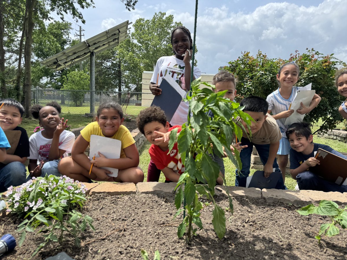 MsPaoliVegaRTGG's tweet photo. Thank you @HolbrookCFISD for such an awesome day ๐๐ผ @readygrowgarden @rlmendez1 @CyFairISD @CFISDnoticias #gardenday #schoolgarden #elementaryscience #outdooreducation https://t.co/ETqkmGyjkV