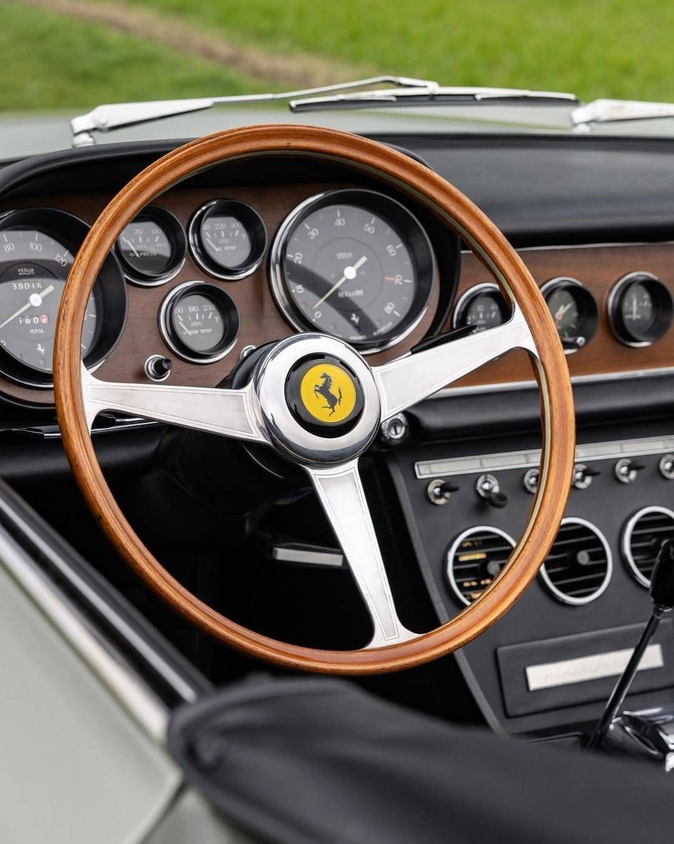 Retromania4ever's tweet image. ✅⬜🟥 1967 #Ferrari 330 GTS by Pininfarina