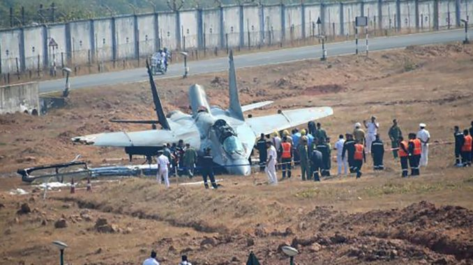 abidurrehman89's tweet image. #BREAKINGNEWS: Just in, an Indian Air Force #aircraft has #crashed in Pune, #India.