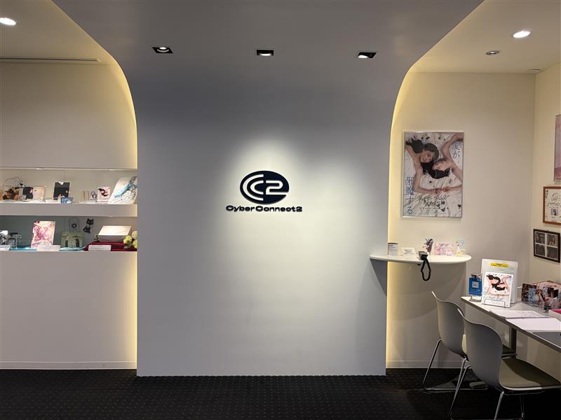 東京スタジオのエントランスに、飛び込みの営業マンがやって来ました。

「受付に書かれている通り、弊社では飛び込みの営業を受け付けておりません」

そう伝えても、一向に帰らない。

困り果てて、エントランスに出てみると、明らかにフレッシュな若い男性社員でした。