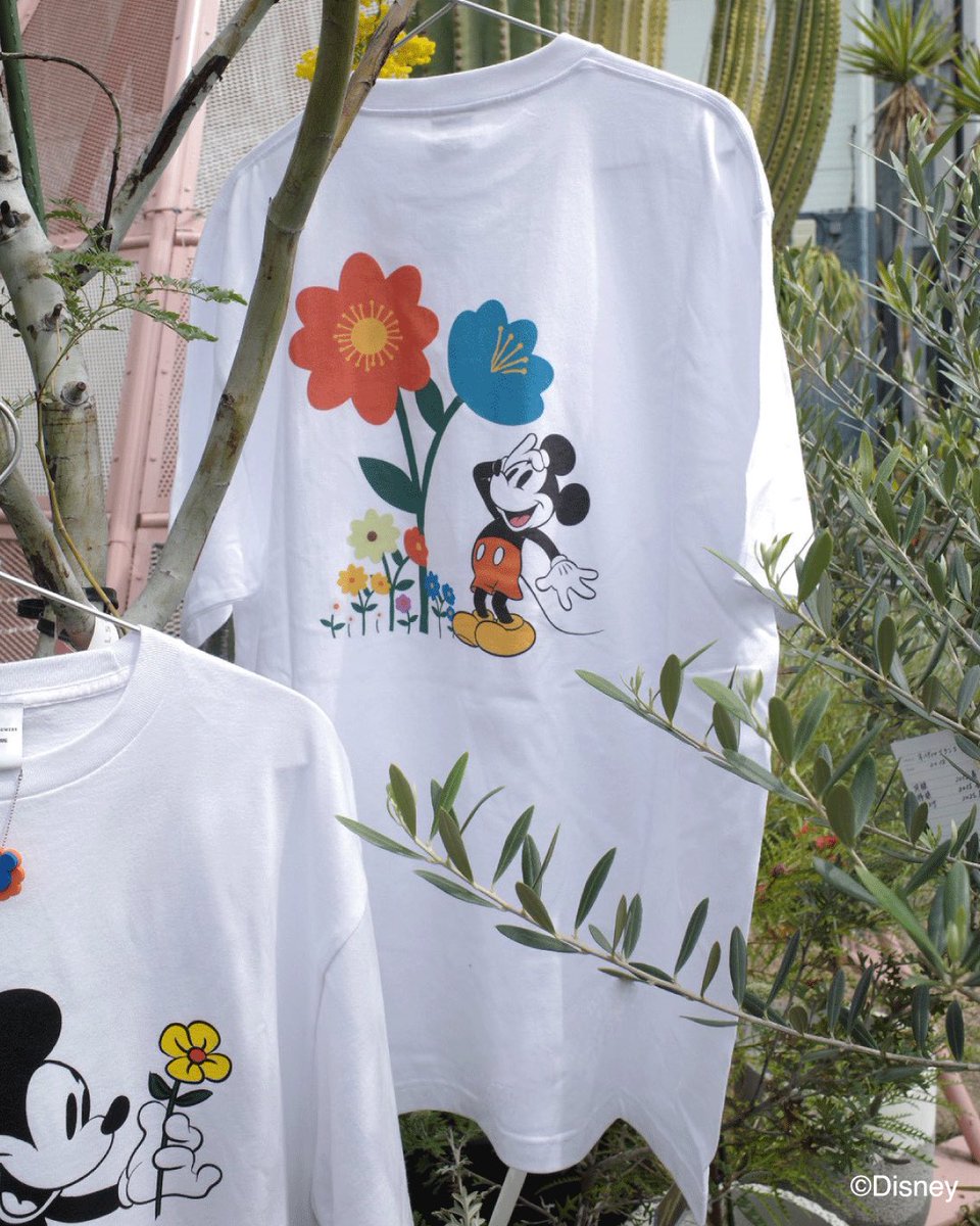 フラワーモチーフのミッキーマウスデザインのTシャツとトートバッグ。4