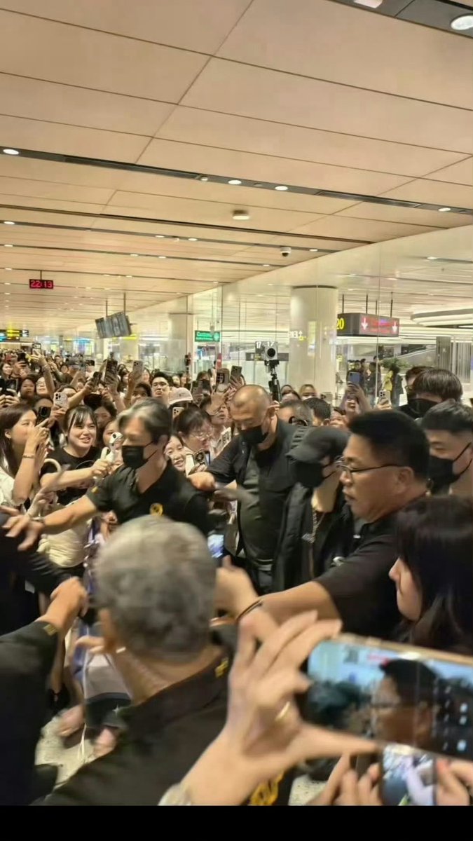 kngyunxiyiran's tweet photo. As we all know, #LuoYunxi arrived in Singapore at midnight, greeted by huge crowds of fans and reporters that immediately pushed him to No.1 on the local trending list (Singapore) across all platforms clear proof of Luo Yunxi’s extraordinary influence overseas!!! 🔥😎

- As Lianhe Zaobao wrote : ‘Luo Yunxi is the most successful symbol of Chinese culture in Southeast Asia.’
- Mediacorp emphasized : ‘His popularity in Singapore has already surpassed the vast majority of local artists.
- While Vibes Entertainment declared : ‘Luo Yunxi Singapore’s hottest Chinese actor, with no competitors.’
. 
Fans are eagerly looking forward to seeing Luo Yunxi shine at the Star Awards Tomorrow on the 19th 😍
#罗云熙 #หลัวหยุนซี #라운희