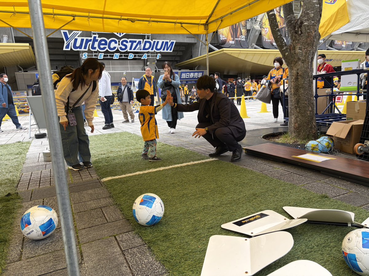 MIFA_FP_SENDAI's tweet photo. 【#MIFAFP仙台×#ベガルタ仙台 コラボ企画⚽️】
本日、ユアテックスタジアム仙台の会場内で「フットゴルフ体験会」を開催中⚽️
元ベガルタ仙台の梁勇基さん、富田晋伍さんにも遊びに来て��ただきました！
無料で体験ができますので、お気軽にお越しください♪
「ベガルタ仙台vs栃木シティ」 14時K.Oです！ https://t.co/b3cZ1e2fvL