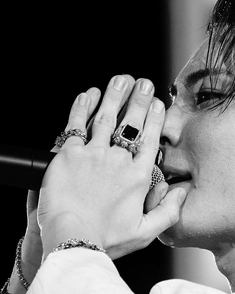 Dakara_yo_'s tweet image. このSUくん🩵大好きが詰まってる🥰
ライブ中のきらきらした瞳と優SU表情
アクセを付けてマイクを持つ手✋🏻
のどぼとけ🙏🏻
保存させて頂きました🥰
 #SUPERFLUID
 #SUZUKI #比嘉涼樹