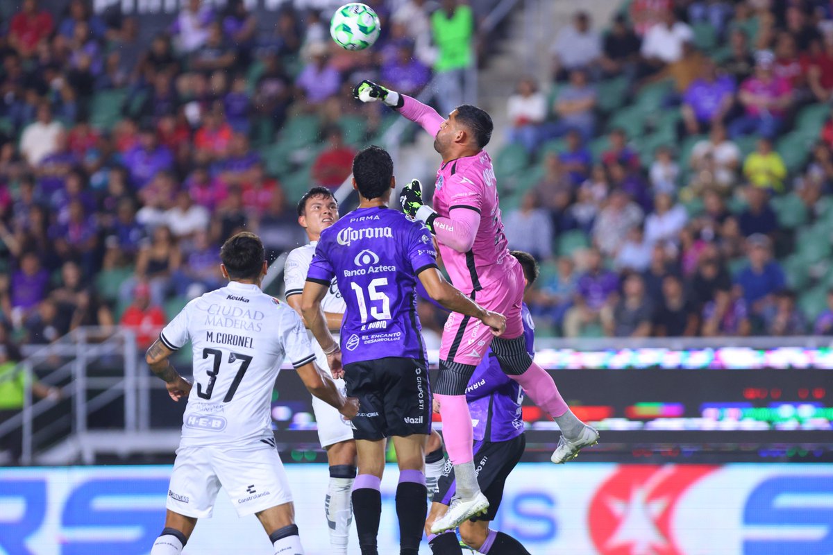 LigaBBVAMX's tweet photo. ⏱️Comienza el segundo tiempo.

@MazatlanFC 1-1 @Club_Queretaro ⚓💜🆚🐓💙🖤

#LaLigaDeLaAfición | #ConMéxicoC26 | #J15 | #MAZQRO https://t.co/4FGKMbS6BQ