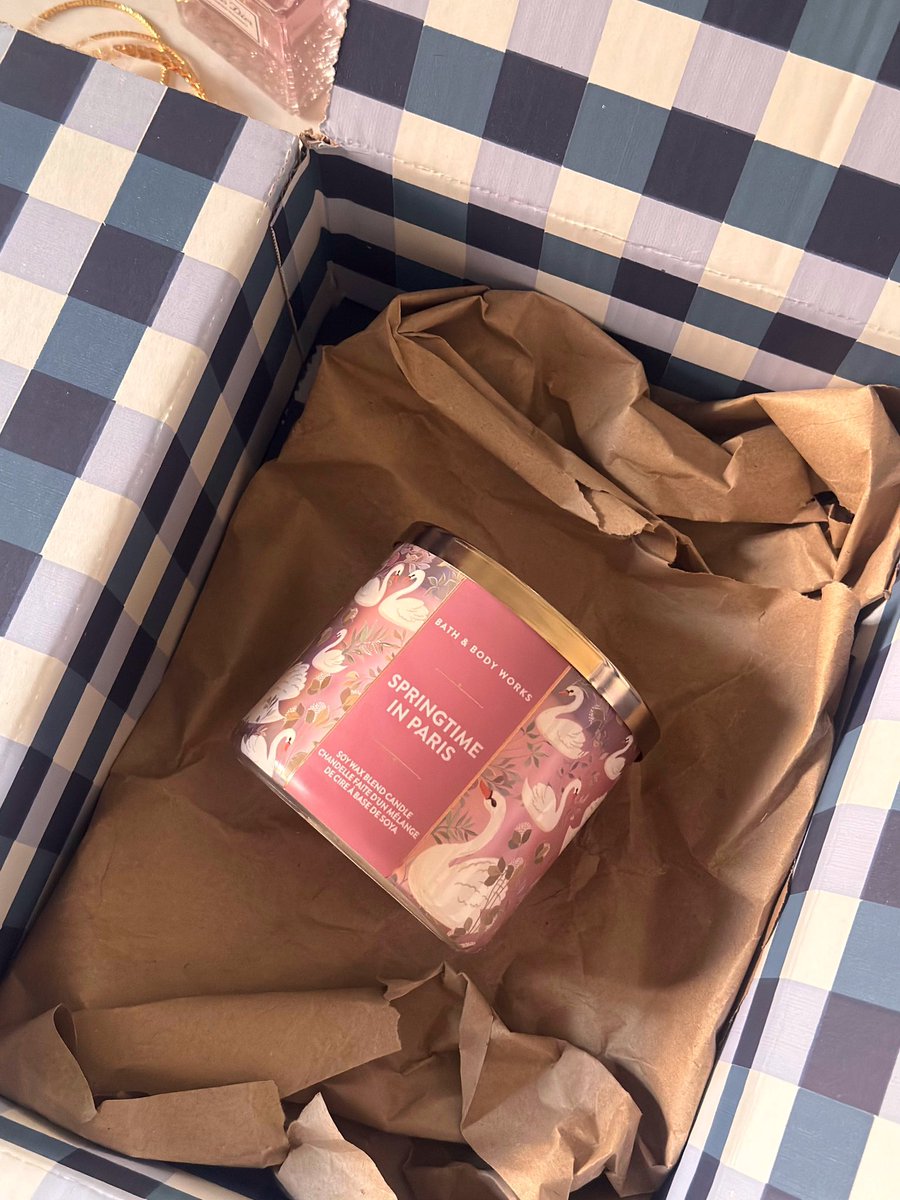 𝑭𝒍𝒐𝒓𝒂 tweet media