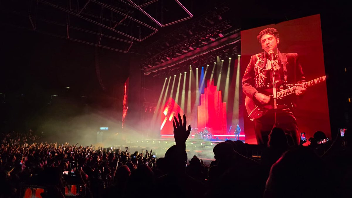elnavarrete's tweet photo. Ver a @cerati  sobre el escenario fue algo extrañísimo. Pero aún más raro fue aplaudirle.

Y es que el aplauso es un acto que premia la presencia, pero en este caso se trató de un frontman holográfico. 

¿Es éticamente válido esto?

#sodastereoecos 

https://t.co/bxZZiM437b https://t.co/EQBfcsuZbU