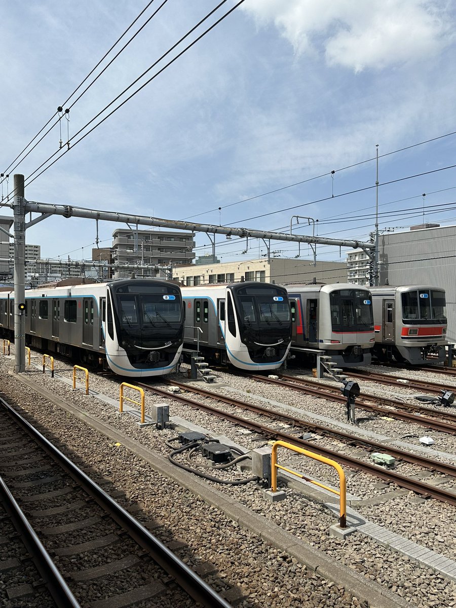 今の相鉄西横浜駅。
東急の車両が4編成止まっていますが、今日は3020系が2本と3000と5080が1本ずつと留置されています。
今日は奥から準備に導入した古い順で並んでいました。
相変わらず元住吉かと思う並びですね。　#相鉄