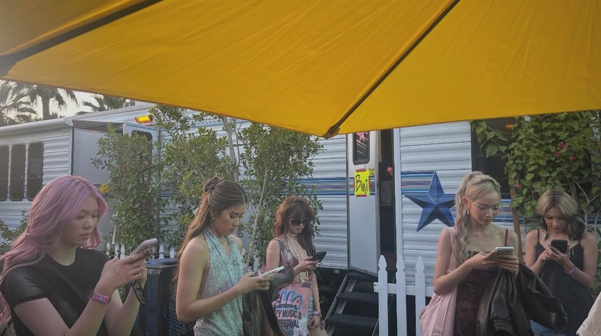 mga characters sa au (coachella edition) 😭